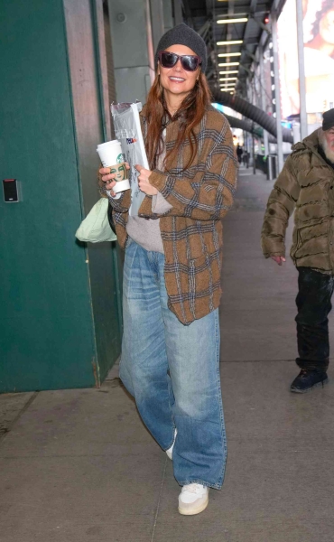 Katie Holmes recently stepped out in New York City wearing baggy jeans and white sneakers, two closet staples you can wear year-round. Steal the star’s cozy winter look with baggy jeans from Levi’s and Lees, plus comfy white sneakers from Project Cloud, starting at $35 on Amazon.